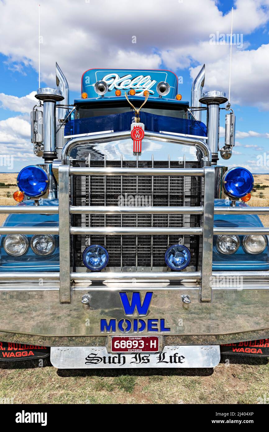 Trucks Australia / Front view of a Kenworth truck in the 1850`s gold
